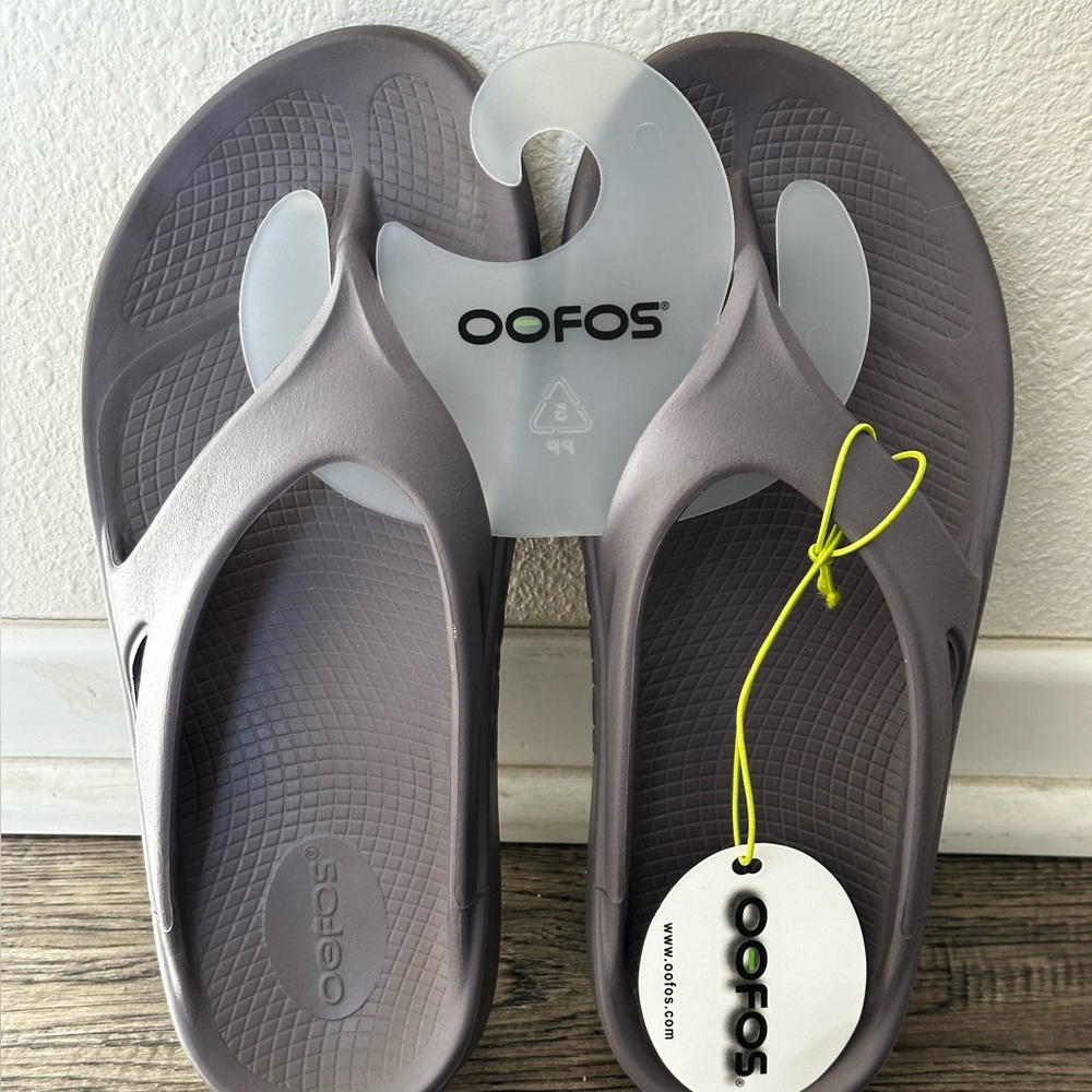 Oofos Women’s Flip Flops Size 8